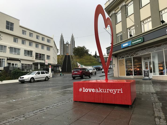 Árásin átti sér stað í miðbæ Akureyrar. Hún er talin alvarleg vegna þeirrar aðferðar sem var beitt.