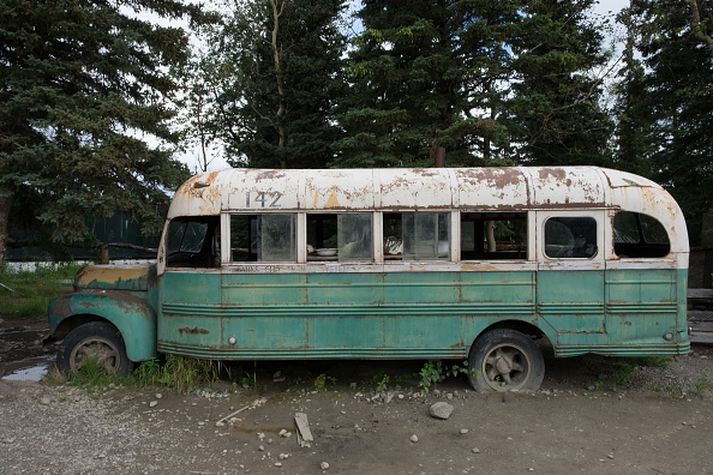 Rútan er sögufræg fyrir þær sakir að ævintýramaðurinn Christopher McCandless dvaldi sumarlangt í rútunni árið 1992.