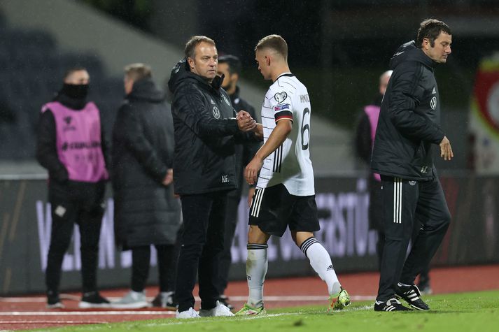 Hansi Flick rífur í spaðann á manninum sem íslenska liðið komst einfaldlega ekki nálægt, Joshua Kimmich.