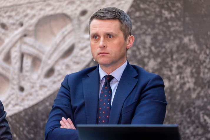 Tómas Brynjólfsson er varaseðlabankastjóri fjármálastöðugleika. Hann segir áfram mælt með því að reiðufé sé geymt á heimilum sem nýta megi í neyð. 