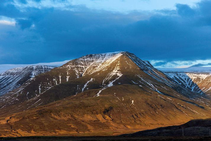 Ekki er vitað hvernig eldur kviknaði í tveimur bifreiðum við Esjustofu.