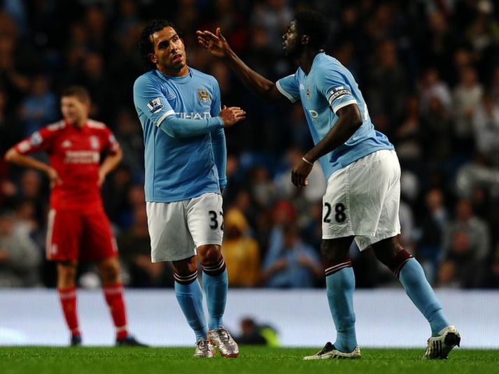 Carlos Tevez lætur hér Kolo Toure fá fyrirliðabandið þegar Tevez var skipt útaf á móti Liverpool á dögunum.