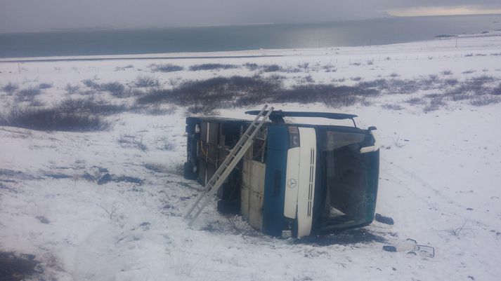 Rútan er sögð hafa oltið á litlum hraða.