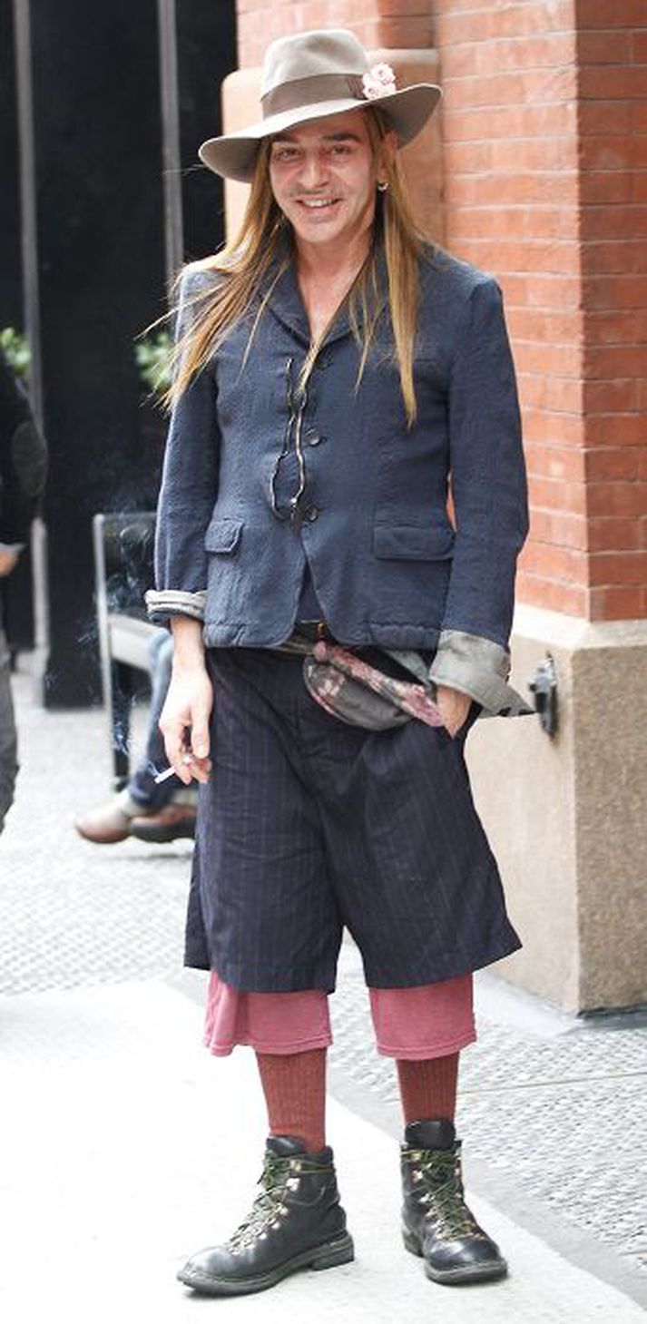 John Galliano segir að Kate Moss hafi bjargað sér með því að klæðast hönnun hans á brúðkaupsdaginn.