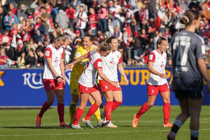 Ingibjörg í góðra kvenna hópi hjá Freiburg. 