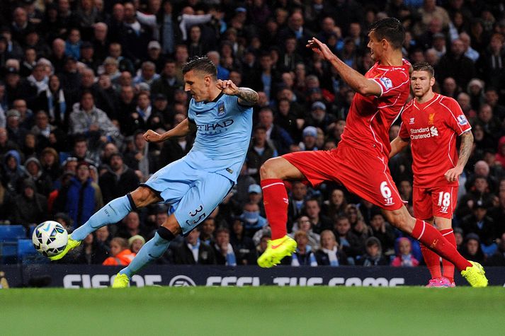 Lovren reynir hér að stöðva fyrsta mark Manchester City í leiknum.