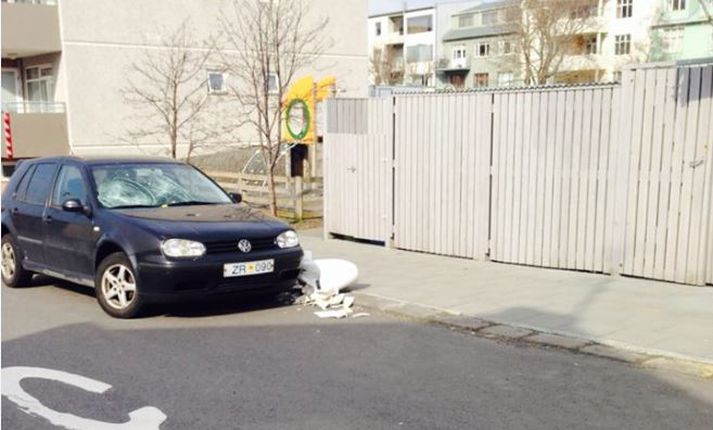 Hér má sjá Volkswagen Golf bifreið Huberts og klósettið þarna á gangstéttinni við Sólvallagötu.