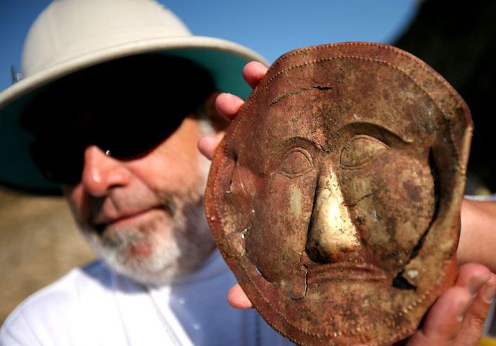 Með gullgrímuna Georgi Kitov fornleifafræðingur sýnir fundinn.