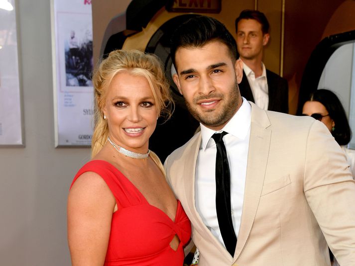 Britney Spears og unnusti hennar Sam Asghari stefna á að gifta sig í kvöld ef ekkert fleira óvænt kemur upp á.