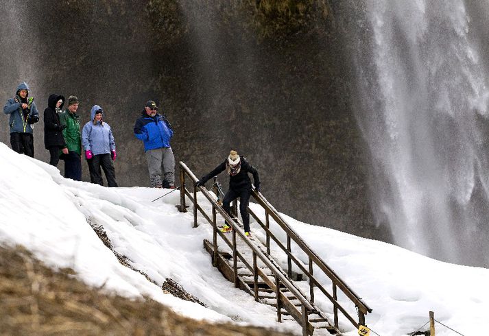 Seljalandsfoss er vinsæll áfangastaður ferðamanna.