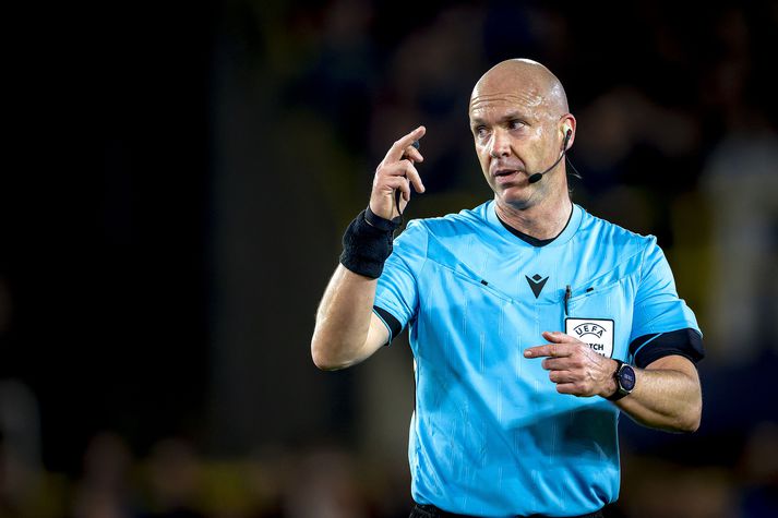 Anthony Taylor verður með flautuna í Varsjá á sunnudaginn.