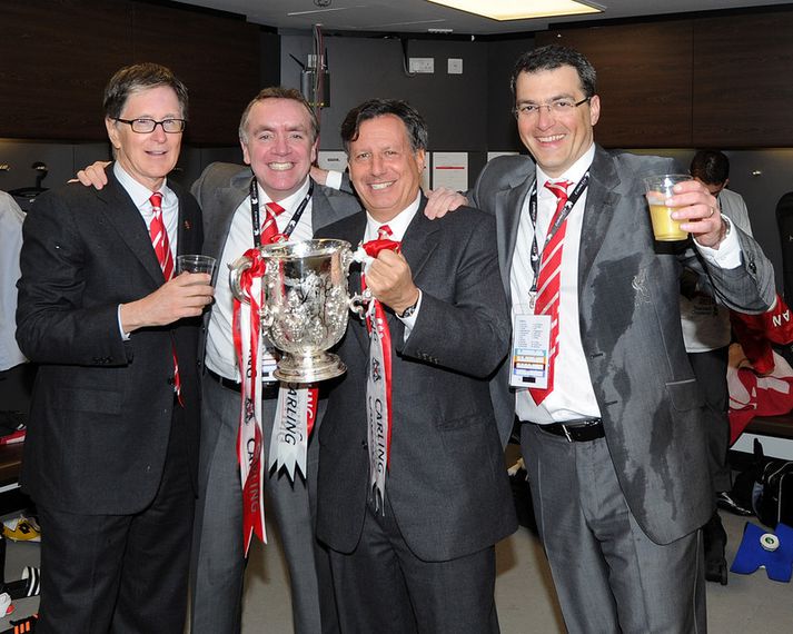 Frá vinstri: John W Henry, Ian Ayre, Tom Werner og Damien Comolli fagna deildabikartitlinum síðastliðinn vetur.