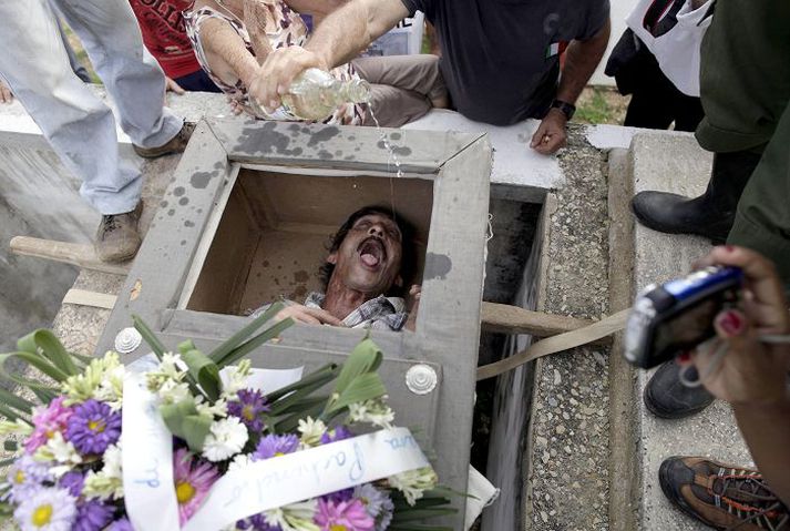 Áfengi hellt upp í hinn "látna“.