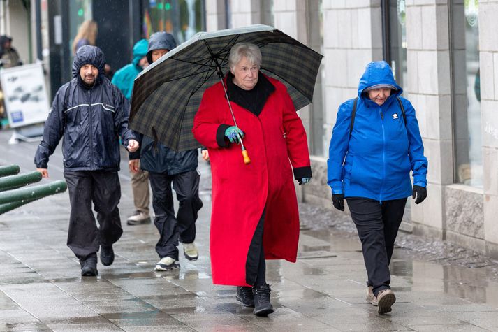 Einhverjar skúrir verða víða á stangli í dag.
