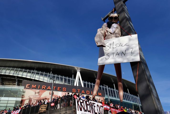 Stuðningsmenn Arsenal efndu til mótmæla fyrir utan Emirates-leikvanginn á föstudagskvöld, þegar Arsenal tapaði þar fyrir Everton. Dúkka sem líktist Stan Kroenke eiganda félagsins mátti þola hengingu.