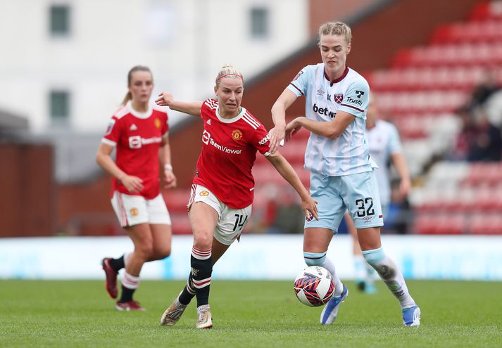 Dagný Brynjarsdóttir í baráttunni gegn Manchester United á síðustu leiktíð. Næst þegar liðin mætast verður Dagný með fyrirliðabandið.