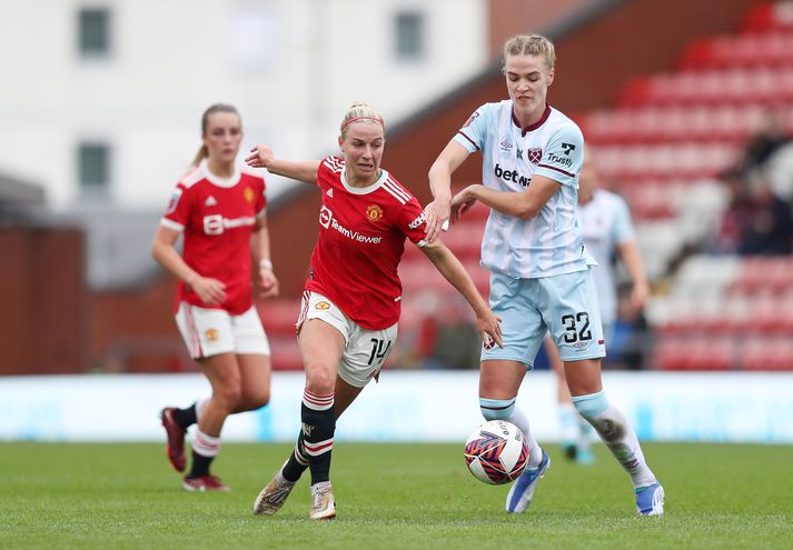 Dagný Brynjarsdóttir í baráttunni gegn Manchester United á síðustu leiktíð. Næst þegar liðin mætast verður Dagný með fyrirliðabandið.