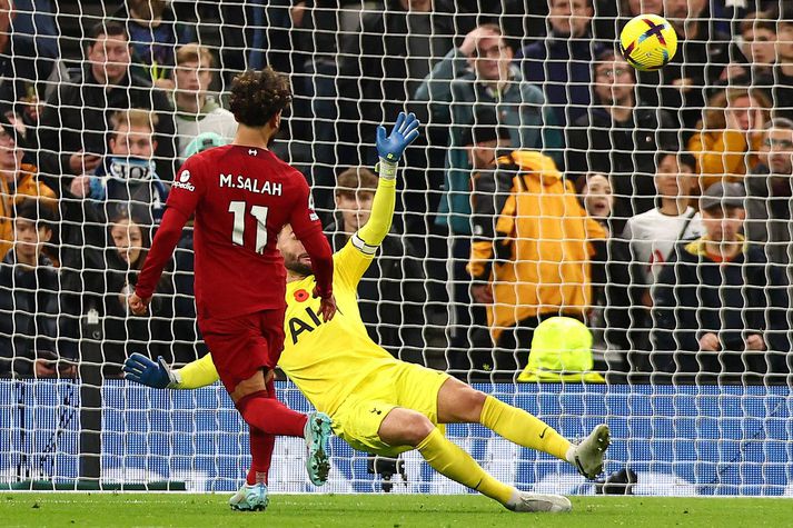 Mohamed Salah vippar hér boltanum yfir Hugo Lloris markvörð Tottenham og skorar annað mark Liverpool í dag.