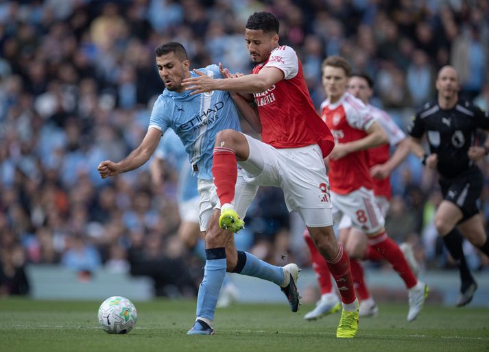 Rodri og William Saliba berjast um boltann í leik Manchester City og Arsenal.
