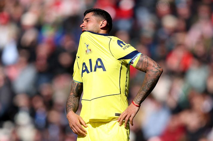 Cristian Romero er fyrirliði Tottenham en ætlar ekki að vera á vellinum þegar liðið spilar um að bjarga sér frá falli.