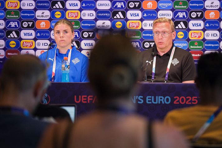 Ingibjörg Sigurðardóttir og Þorsteinn Halldórsson á fjölmennum blaðamannafundi í Bern í dag.