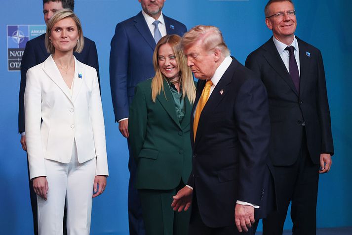 Það er hlýtt á milli okkar sagði Kristrún Frostadóttir forsætisráðherra um Trump á dögunum. En hversu lengi mun það vara? Ófyrirsjáanlegur stjórnunarstíll einkennir Trump, sem meðal annars hefur lofað, gagnrýnt og gert lítið úr Meloni forsætisráðherra Ítalíu sem einnig sést á myndinni og taldi sig eiga í góðu sambandi við Trump um tíma.