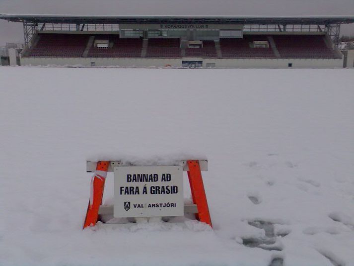 Það sést ekki í grasið á Kópavogsvelli en þessi mynd var tekin klukkan ellefu í morgun. Mynd/HBG
