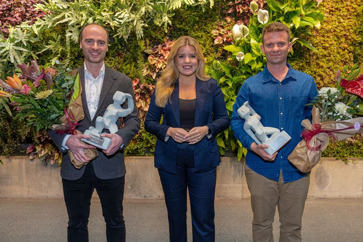 F.v. Tryggvi Þorgeirsson, læknir og forstjóri Sidekick Health, Áslaug Arna Sigurbjörnsdóttir, háskóla-, iðnaðar- og nýsköpunarráðherra og Benedikt Skúlason, framkvæmdastjóri Lauf Forks. Verðlaunagripurinn er stytta af frjósemisgoðinu Frey eftir Hallstein Sigurðsson myndhöggvara.