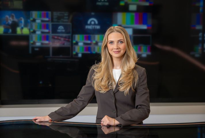 Elísabet Inga Sigurðardóttir flytur áhorfendum fréttir kvöldsins. 
