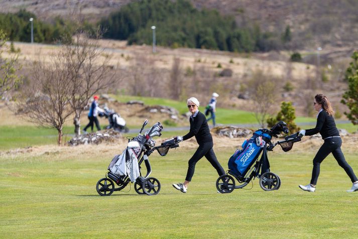 Allir golfvellir á höfuðborgarsvæðinu hafa verið stappfullir í allt vor eða frá því þeir opnuðu. Hugsanlega mun leiðinleg tíð nú setja strik í reikninginn en á kvöldin klukkan 22 sitja kylfingar við tölvur sínar og slást um rástímana.