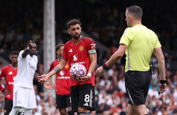 Chris Kavanagh virðist hafa sett Bruno Fernandes út af laginu er hann rakst utan í hann áður en Portúgalinn tók vítaspyrnu gegn Fulham.