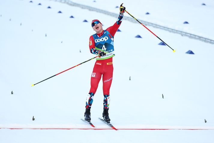 Simen Kruger fagnar þegar hann kemur í mark í 30 km göngunni í dag.