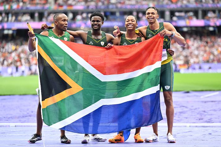 Bayanda Walaza, Shaun Maswanganyi, Bradley Nkoana og Akani Simbine fagna saman silfurverðlaunum suður-afríska boðshlaupslandsliðsins á ÓL í París.