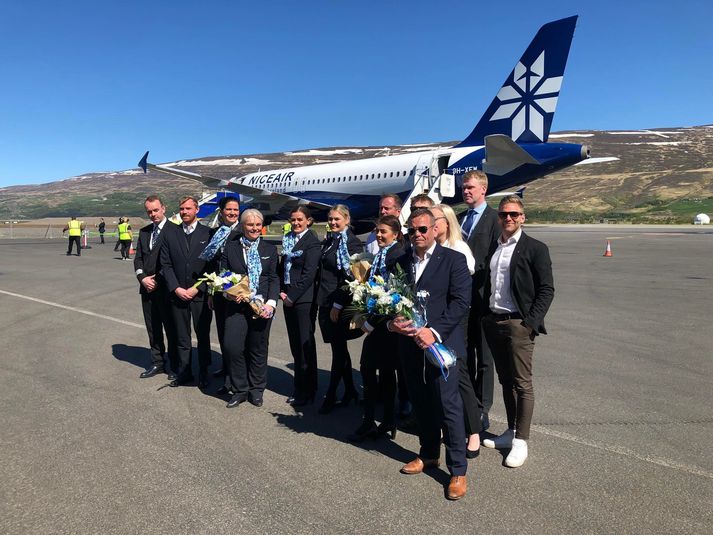 Þorvaldur Lúðvík Sigurjónsson, framkvæmdastjóri Niceair, með áhöfn vélarinnar á Akureyrarflugfelli á öðrum tímanum í dag.