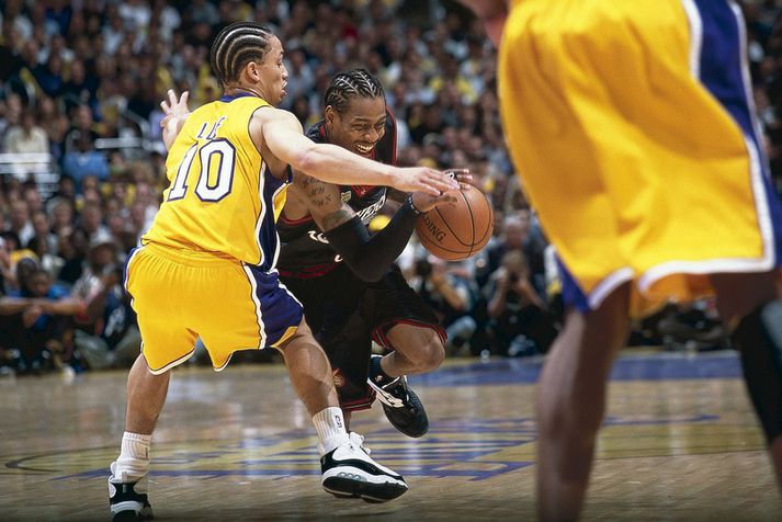 Allen Iverson reynir að komast framhjá Tyronn Lue í lokaúrslitunum 2001.