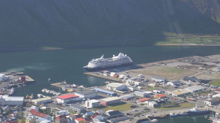 Nú sér loks fyrir endann á stækkun Sundahafnar á Ísafirði. Stærstu skemmtiferðaskipin hafa mörg hætt við að koma vegna framkvæmdanna.