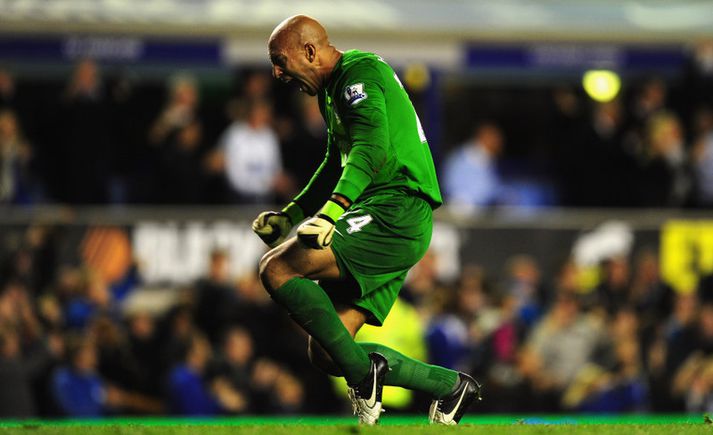 Tim Howard markvörður Everton fagnar hér í leiknum gegn Newcastle í gær.