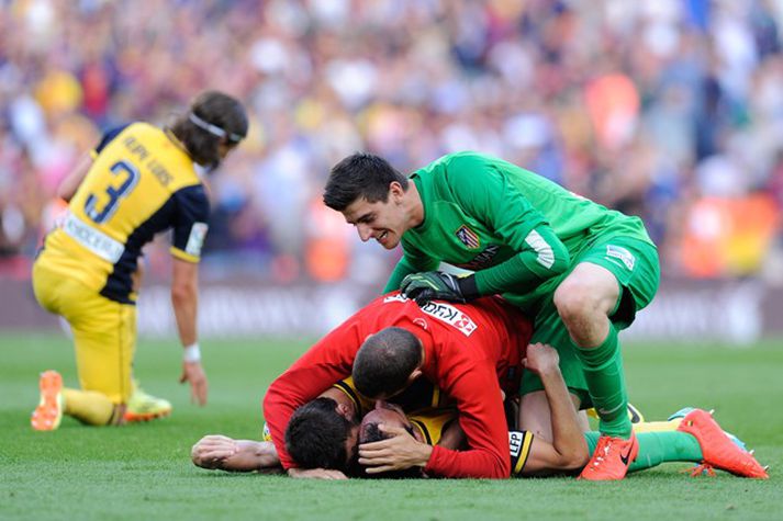 Thibaut Courtois fagnar með samherjum sínum eftir jafnteflið gegn Barcelona.