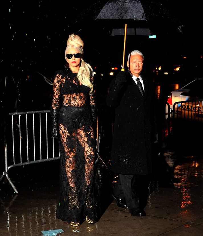 Lady Gaga mætti í Barneys klædd í svartan blúndukjól sem vakti athygli,