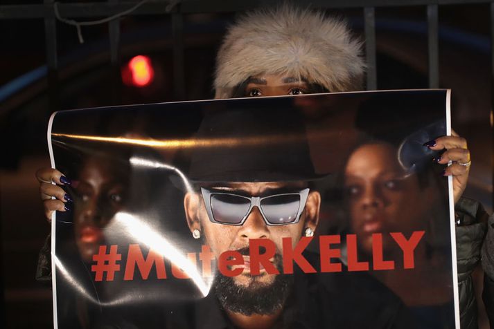 Frá mótmælum við upptökuver R Kelly í Chicago í liðinni viku en myllumerkið MuteRKELLY er eitt þeirra sem hefur verið notað til þess að vekja athygli á þeim brotum sem hann er sakaður um.