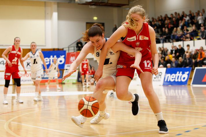 Salbjörg Ragna Sævarsdóttir og Elín Sóley Hrafnkelsdóttir berjast um frákast.