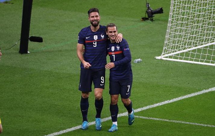 Oliver Giroud og Antoine Griezmann fagna síðara marki Giroud.