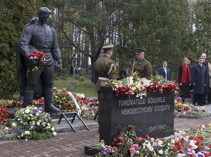 Frá athöfninni við styttuna í gær.