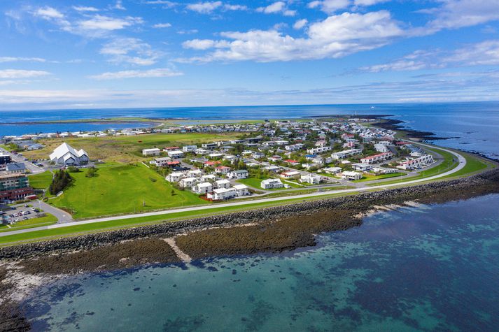 Konan var hjólandi á Seltjarnarnesi þegar slysið varð.