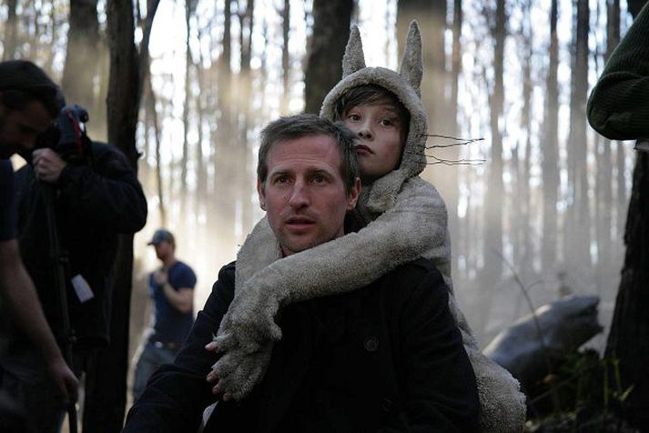 Spike Jonze við tökur á Where the Wild Things Are ásamt Max Records, sem leikur strákinn Max sem kemst í kynni við undarlegar verur.