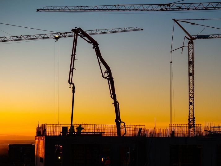 Stjórnendur iðnfyrirtækja telja margir að störfum muni fækka á næstu mánuðum og draga muni úr fjárfestingu.