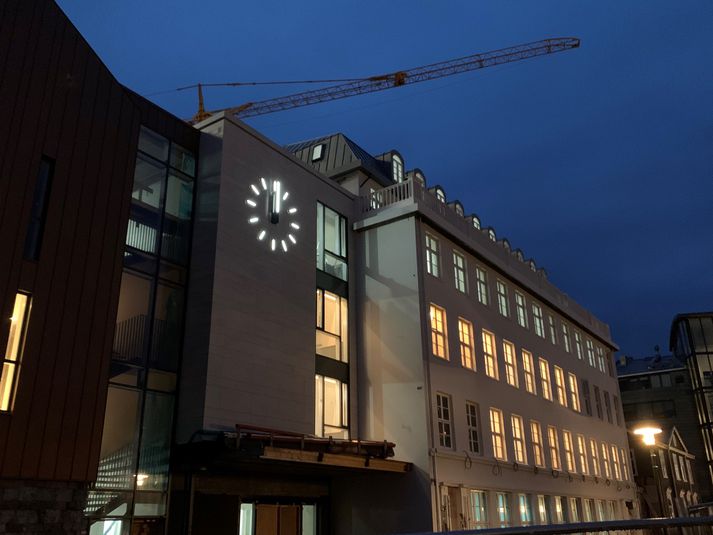 Iceland Parliament Hotel skartar einni stærstu klukku landsins, sem er nýlega gengin af stað.