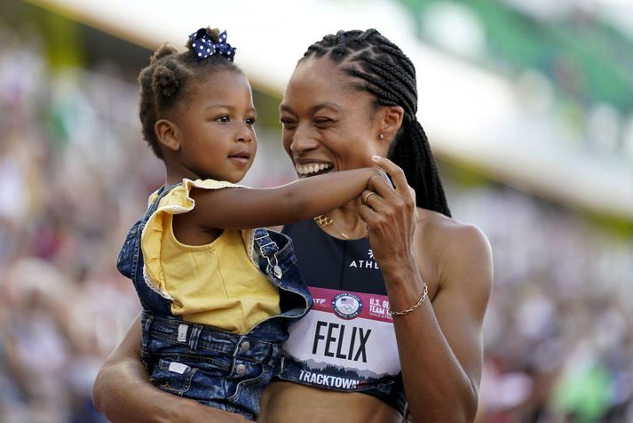 Allyson Felix fagnar hér Ólympíusæti sínu með dótturinni Camryn á bandaríska úrtökumótinu.