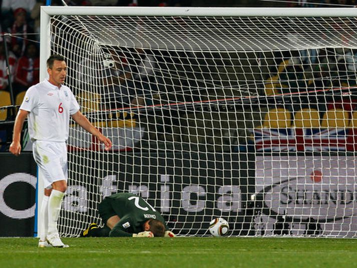 Robert Green liggur eftir í grasinu.