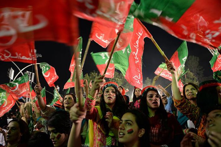 Mótmælendur eru stuðningsmenn fyrrverandi krikketkappans Imrans Khan sem nú er einn helsti leiðtogi stjórnarandstöðunnar.